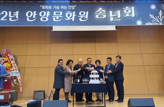 김용곤 안양문화원장(가운데)이 내빈과 함께 축하 케이크를 자르고 있다.(사진=안양무화원 제공)