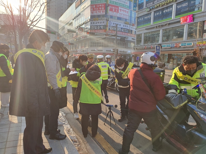 안양만안경찰서가 유관기관 합동으로 이륜차 특별단속을 벌이고 있다.(사진=안양만안경찰서 제공)