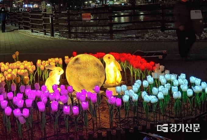 구리시는 관내 공원에 수국, 장미, 튤립과 새해 상징인 토끼 형상물애 LED 조명을 설치해 야간에 시민들에게 볼거리를 제공했다.(사진=구리시 제공)