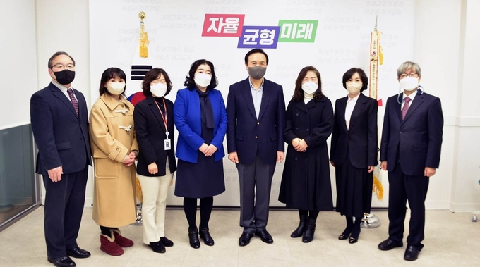  경기도교육청이 28일 경기교육을 위해 헌신한 유공자 10명에게 ‘경기교육대상’ 표창을 수여했다. (사진=경기도교육청 제공)