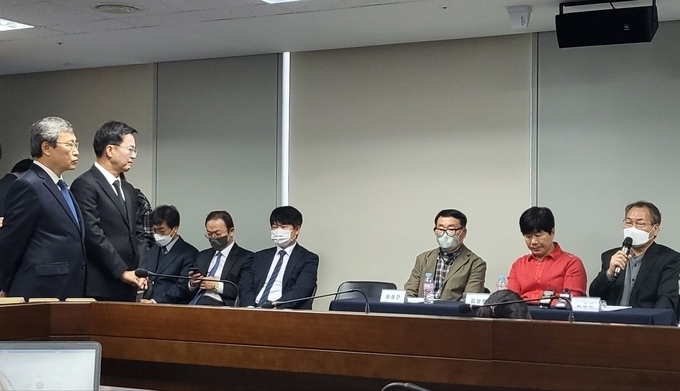 지난 20일 진실화해위의 선감학원 진실규명 결정 후, 김동연 경기도지사와 정근식 진실화해위 위원장이 김영배 선감학원 아동피해대책협의회 회장의 소회를 경청하고 있다. (사진=김혜진 기자)