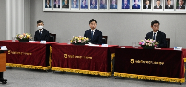 (왼쪽부터) 박옥래 NH농협은행 경기본부장, 홍경래 농협중앙회 경기지역본부장, 김길수 경기지역본부장. (사진=농협중앙회 경기본부 제공)