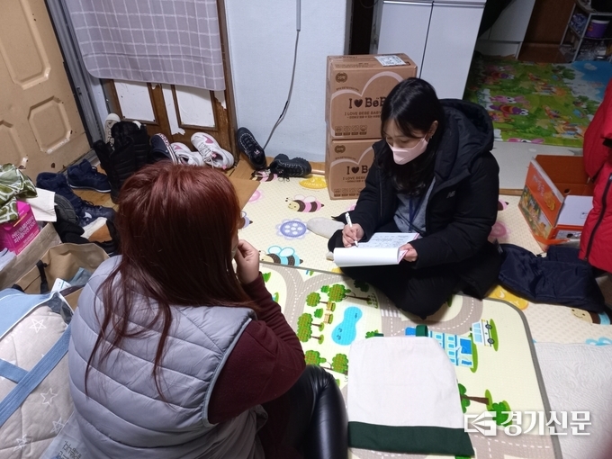 남양주시는 발달장애인 가구 중 한부모가정이나 조손 가정 613가구에 대해 등에 대해 민관이 합동으로 실태 조사를 진행해 돌봄 체계 구축에 활용할 계획이다. 한 조사원이 대상가구를 찾아 실태 조사를 하고 있다. (사진=남양주시 제공)