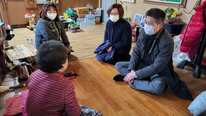김정헌 인천 중구청장이 취약계층 가구를 방문 안부를 살피며 위로하고 있다. ( 사진 = 중구 제공 )