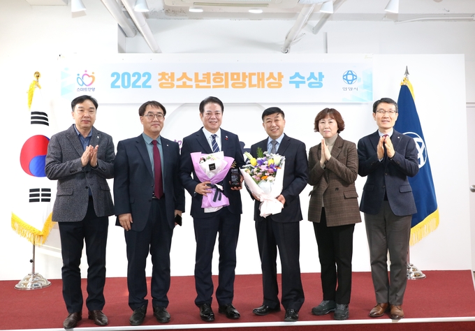 최대호 안양시장(왼쪽 세번째)이 안양시청소년재단 관계자들과 '대한민국 청소년 희망대상' 수상을 축하하고 있다.(사진=안양시 제공) 