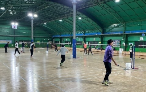 학익체육관에서 배드민턴을 치고 있다. ( 사진 = 미추홀구 제공 )