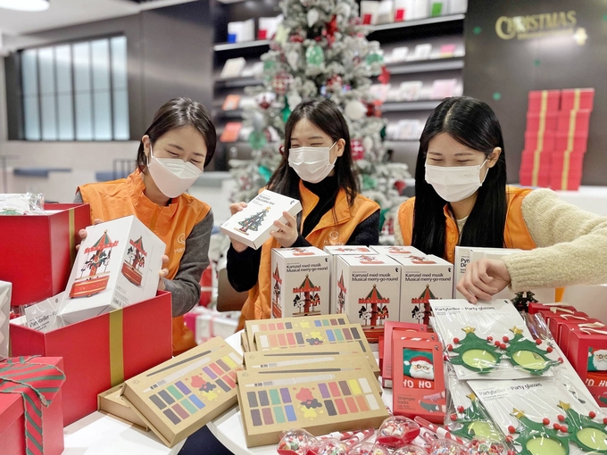 갤러리아백화점 임직원들이 환아에게 줄 크리스마스 선물을 포장하는 모습. (사진=갤러리아백화점 제공)