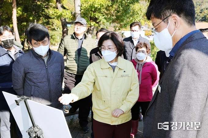 김보라 시장이 안전을 위한 현장점검을 하고 있다(사진=안성시 제공)