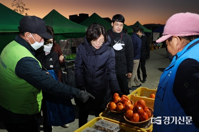 김보라 시장이 이른 아침에 농업인직거래 새벽시장 현장을 둘러보고 있다(사진=안성시 제공)