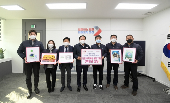 ㈜엘오티베큠 오흥식 대표, 이권재 오산시장, 박신원 오산시 자원봉사센터 이사장이 참석한 가운데 시장 집무실에서 사회공헌기금 3000만 및 선물꾸러미 500만 상당 기탁하고 있다.(사진=오산시 제공)
