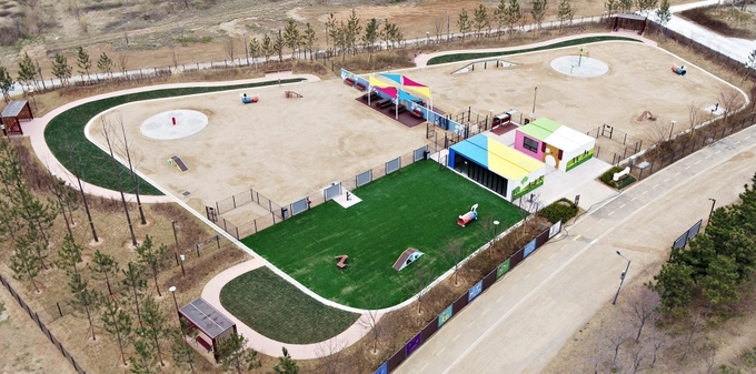 인천 연수구 송도국제도시 달빛축제공원에 설치한 반려견 놀이터 ‘도그 파크’ 모습. ( 사진 = 인천경제자유구역청 제공 )