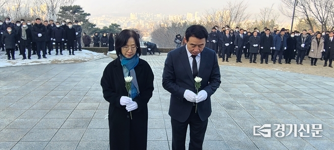 백영현 포천시장 내외가 현충탑에 헌화와 분향하고 있다. (사진=문석완 기자)