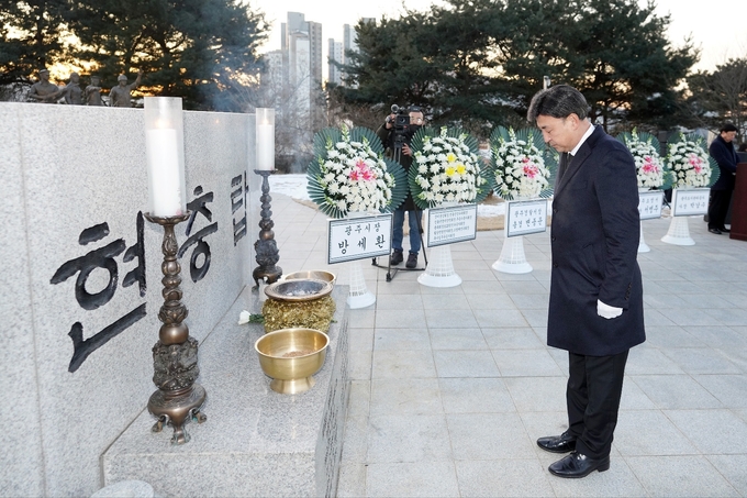 방세환 광주시장은 현충탑을 찾아 새해 참배를 하고 있다 광주시 제공