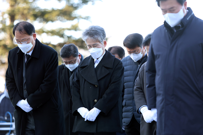 시흥시의회는 2일 논곡동에 위치한 현충탑을 찾아 참배하며 새해 첫 의정활동을 시작했다.(사진=시흥시의회 제공).