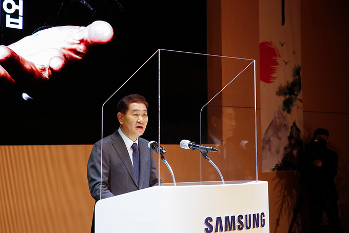 수원 ‘삼성 디지털 시티’에서 개최한 ‘2023년 삼성전자 시무식’에서 한종희 대표이사 부회장이 신년사를 하고 있다. (사진=삼성 뉴스룸)