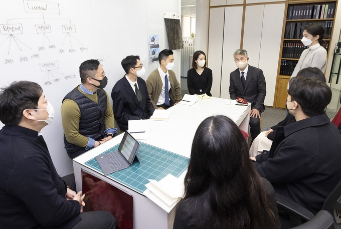 장세욱 동국제강 부회장이 팀별 시무식을 찾아 덕담을 나누고 있다. (사진=동국제강 제공)