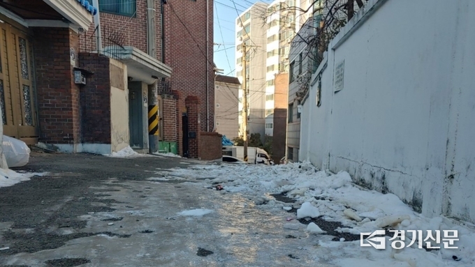  수원시 팔달구 일부 골목길에 여전히 빙판길이 남아있다. (사진=박진석 기자)