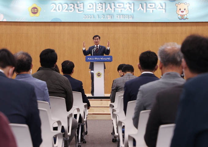 염종현 경기도의회 의장이 2일 2023년 의회사무처 시무식에서 발언하고 있다. (사진=경기도의회 제공)