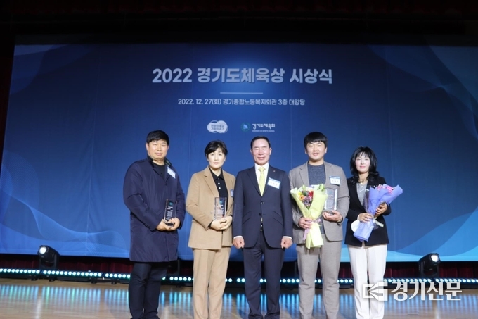 2022년 경기 우수체육인으로 구리시에서는 전문체육부문과 생활체육, 학교체육진흥 등 3개 부문에서 수상자가 선정돼 상을 받았다. 사진은 왼쪽부터 우수클럽부문 수상자(구리시테니스협회 강병식 경기이사), 전문체육 지도자부문 수상자(토평고등학교 볼링부 김민수 지도자), 이원성 경기도체육회장, 학교체육 공로부문 수상자(토평중학교 볼링부 이태우 지도자), 한미영 구리시테니스협회 사무국장이다.(사진=구리시 제공)