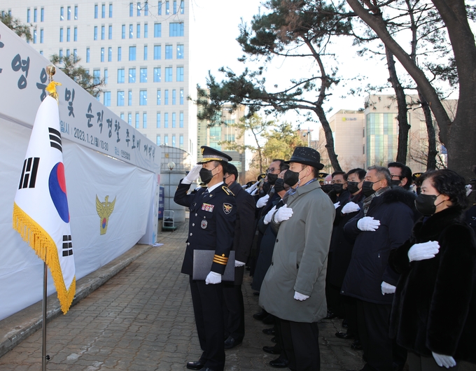2일 인천경찰청 앞에서 유가족과 인천경찰청 관계자들이 참석한 가운데 故정옥성 경감 추모비 제막식을 진행하고 있다. ( 사진 = 인천경찰청 제공 )