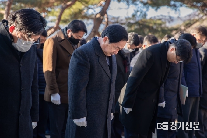 주광덕 남양주시장과 공무원들이 2일 다산 정약용선생 묘소를 찾아 참배하면서 새해 업무를 시작했다.(사진=남양주시 제공)