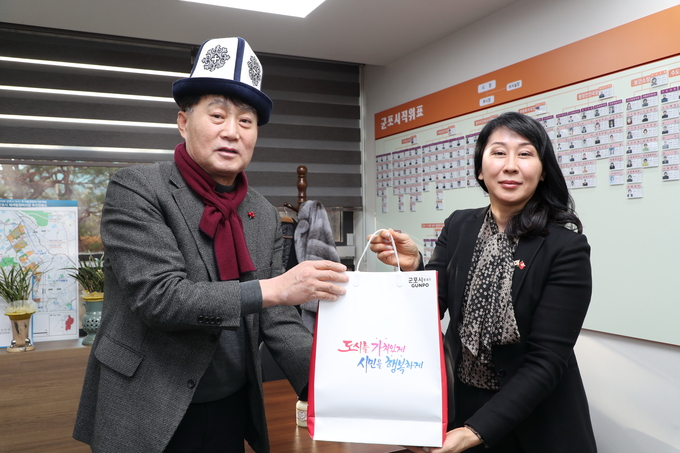 키르기스스탄공화국 아이다 이스마일로바 대사가 지난 해인 12월 30일 군포시를 방문해 하은호 시장과 양국간 산업협력 및 관광, 자매도시 체결 등에 관해 의견을 나누었다.(사진=군포시 제공)
