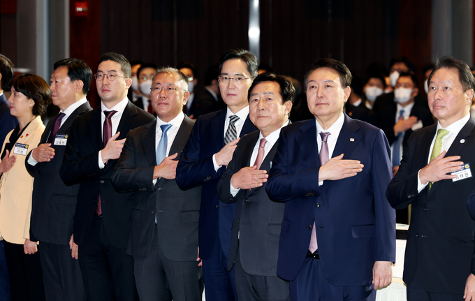 2023년 경제계 신년인사회. (왼쪽부터) 이영 중소벤처기업부 장관. 신동빈 롯데 회장. 구광모 LG 회장. 정의선 현대자동차 회장. 이재용 삼성전자 회장. 김기문 중소기업중앙회장. 윤석열 대통령. 최태원 대한상공회의소 회장. (사진=중소기업중앙회 제공)