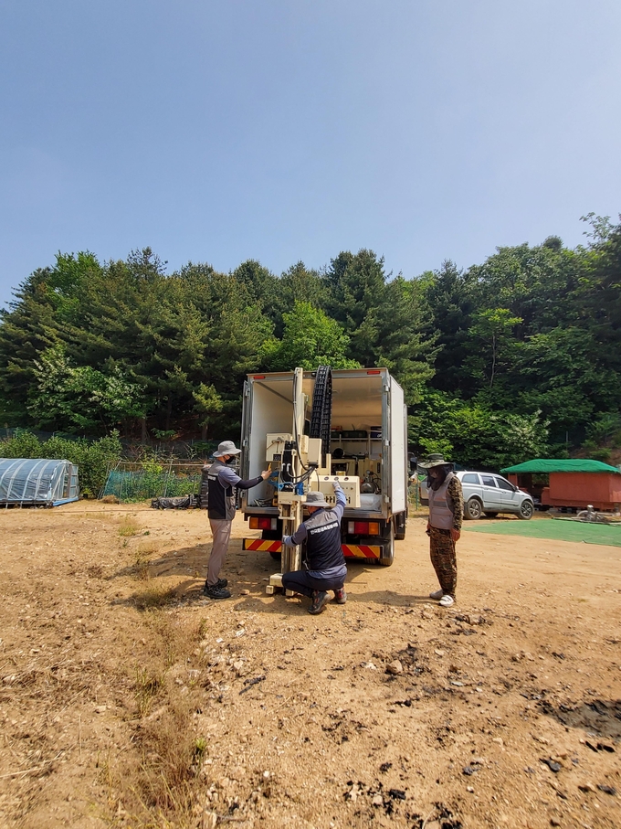 토양오염 실태조사. (사진=경기도보건환경연구원 제공)