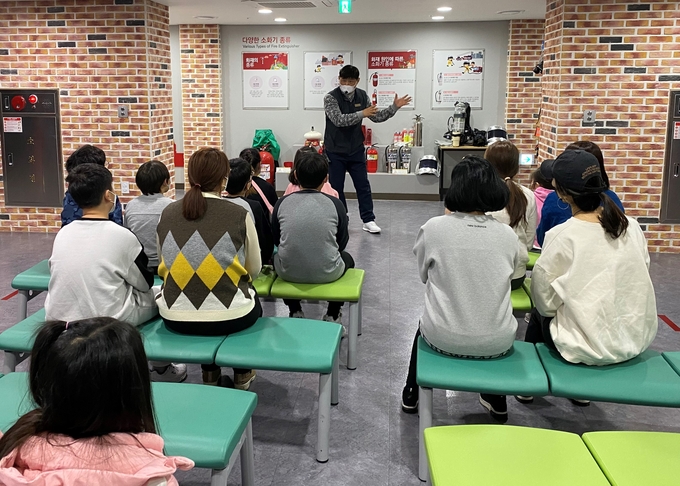 인천시교육청 학생안전체험관에서 안전 교육을 듣고 있다. ( 사진 = 인천시교육청 제공 )