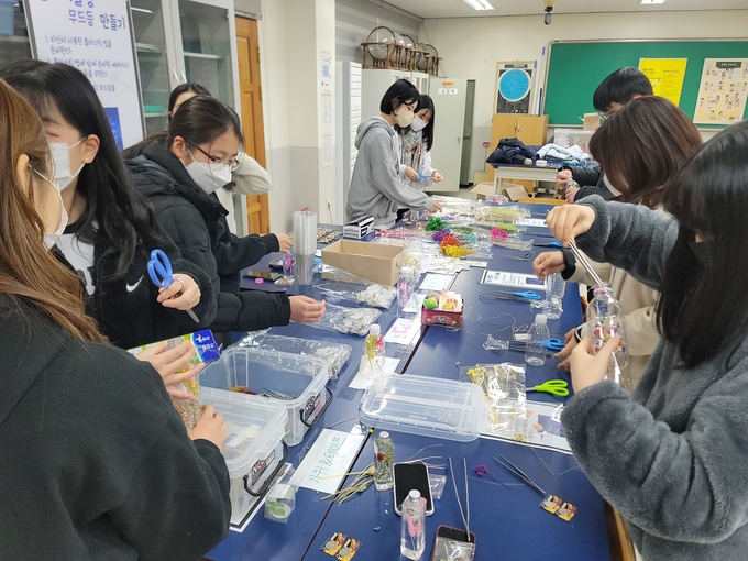 꿈을 향해 날아오르다 하성고 학생들이 축제 준비를 하고 있다. (사진= 김포 하성고 제공)