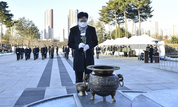 김병수 김포시장이 2일 마산동 현충탑을 찹아 참배하고 있다.(사진=김포시 제공)