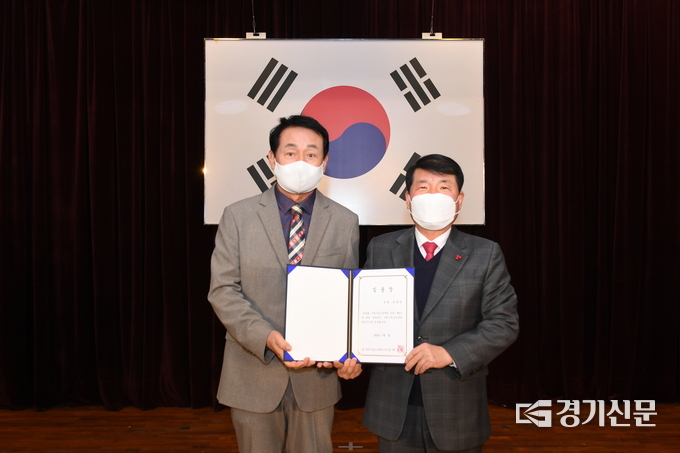 구리시청소년재단 신임 강종일 대표이사가 이사장인 구리시장으로 부터 임명장을 받았다. (사진=구리시 제공)