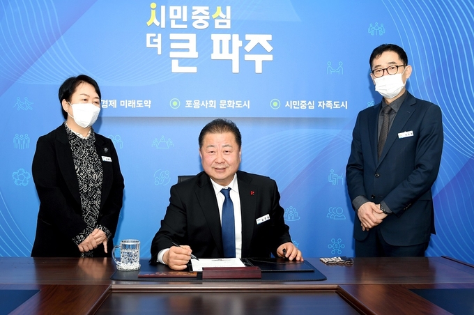 김경일 파주시장이 2023년, 계묘년 1호 결재를 하고 있다.(사진=파주시 제공)<br>
<br>
