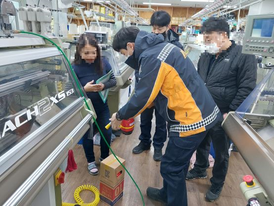 외국인 근로자들이 소화기 사용법에 대해 교육을 받고 있다. (사진=성남소방서 제공)