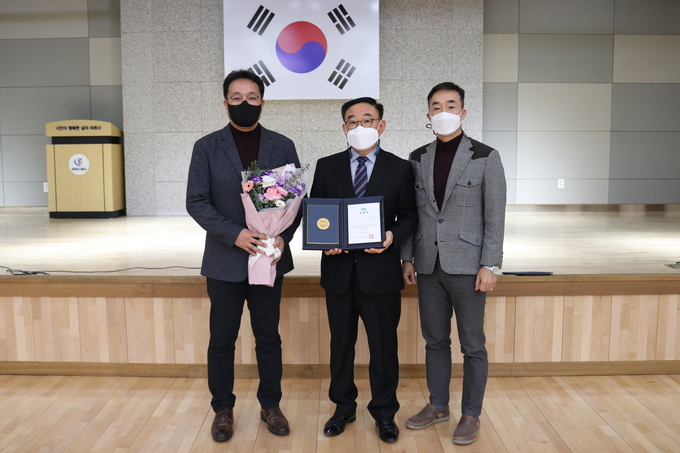군포도시공사가 2022년 자원재활용분야 유공경기도지사 표창 수상.하고 있다.(사진=군포도시공사 제공)