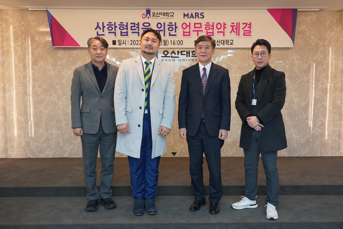 오산대학교 허남윤총장과 한국마즈(유)심용희 학술차장과 HiVE사업 교육협력을 위한 MOU 체결했다.(사진=오산대학교 제공)