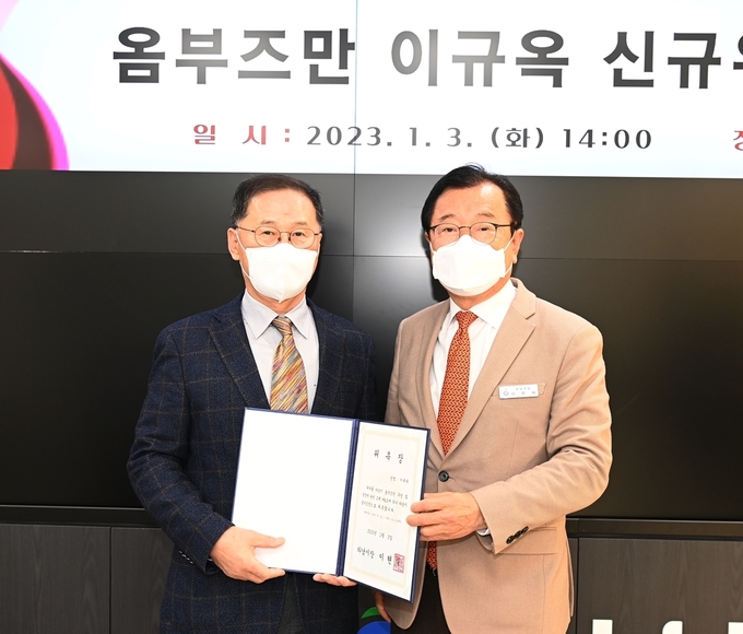 이현재 시장이 이규옥 전 하남시 행복도시사업단장에게 옴부즈만 위촉장을 수여하고 있다.(사진= 하남시 제공)