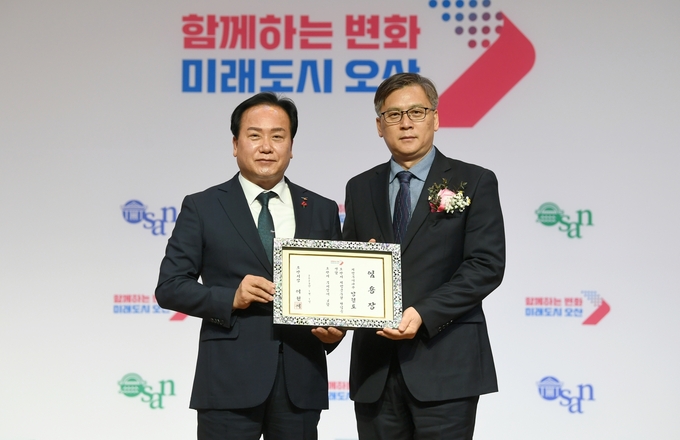 제26대 오산시 부시장에 강현도 경기도 노동국장이 이권재 시장으로부터 임명장을 수여받고 있다.(사진=오산시 제공)