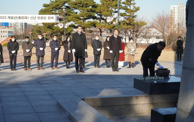 화성오산교육지원청 임원들이 2023년 계묘년 새해 오산 현충탑을 참배하며 새해 일정 시작했다.(사진=화성오산교육지원청 제공)