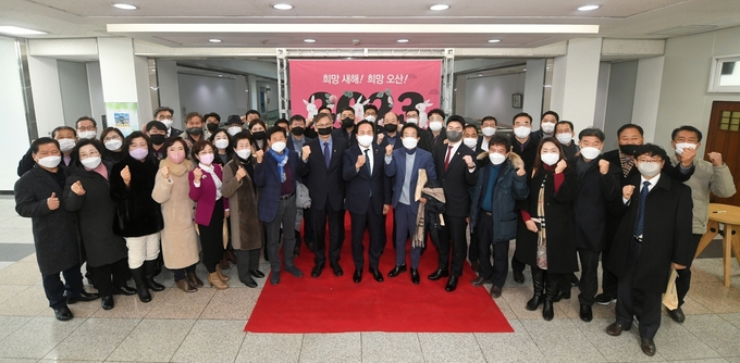 이권재 오산시장을 비롯해 전직원 및 오산시를 이끌어가는 오피니언리더 60여 명과함께 계묘년 시정 출발을 알리고 있다.(사진=오산시 제공)