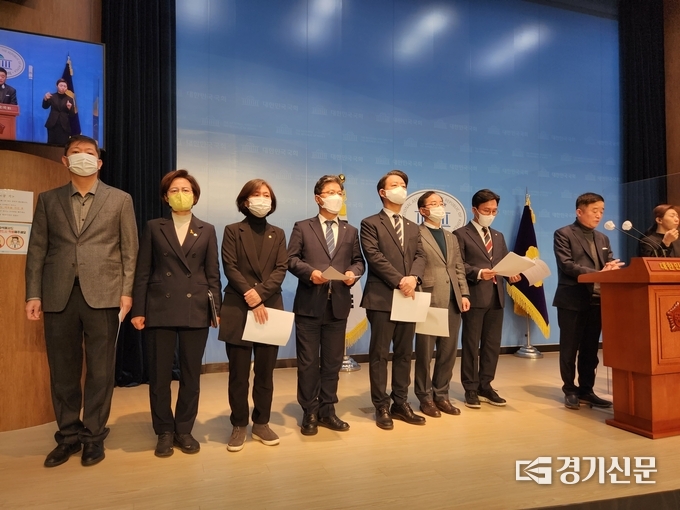  야당 의원들이 4일 오전 9시 국회소통관에서 ‘5·18 민주화운동 삭제 철회 촉구 기자회견’을 열었다. (사진=김한별 기자)