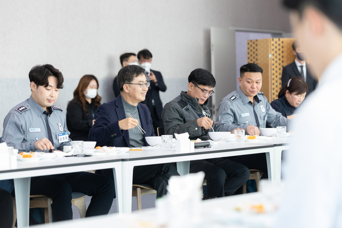 김동연 경기도지사는 4일 청사 내 현장 근무직원 격려 오찬 간담회를 진행했다. (사진=경기도 제공)