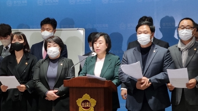 경기도의회 곽미숙 국민의힘 대표가 12일 도의회 브리핑룸에서 기자회견을 하고있다. (사진=경기신문 DB)