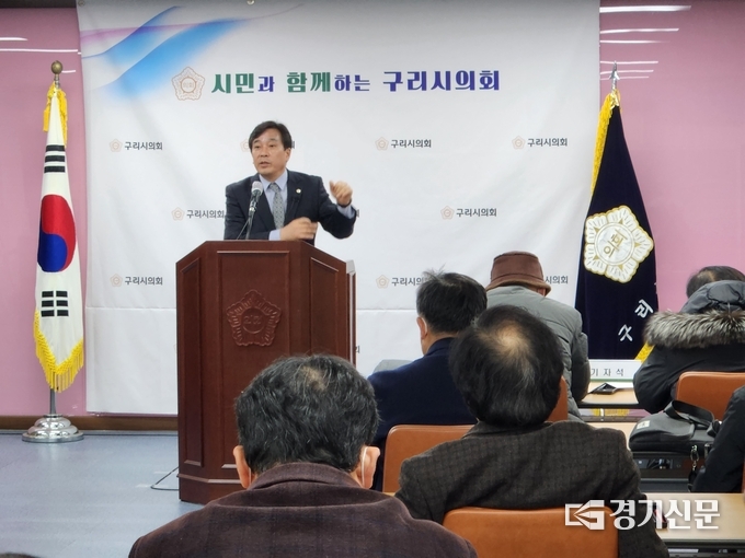 구리시의회 권봉수 의장이 새해 첫 의정브리핑을 하고 있다. (사진=구리시의회 제공)