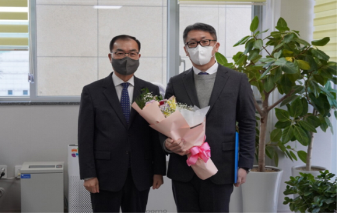 지난 3일 취임한 박찬열 수원시청소년재단 신임 상임이사(오른쪽)가 송영완 이사장으로부터 임명장을 받고 기념사진을 촬영하고 있다. (사진=수원시청소년재단 제공)