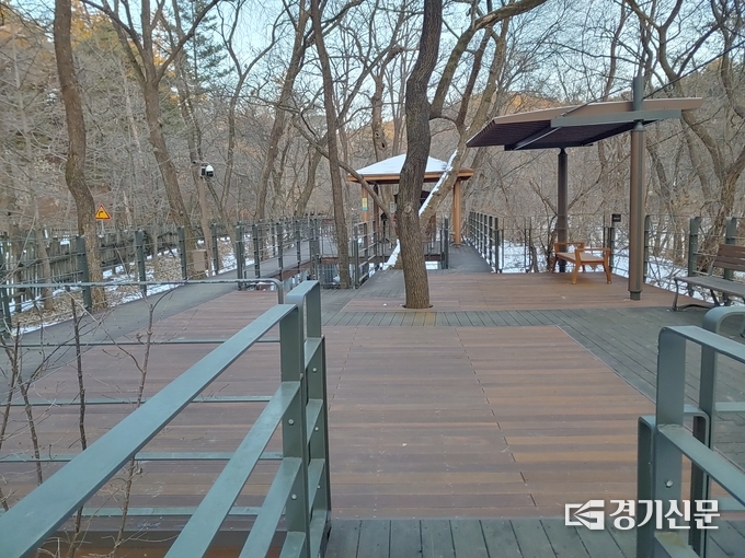 휴게공간을 대폭 확장했다. (사진=국립수목원 제공)