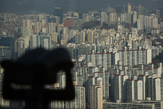 집값이 10~20% 하락하면 전세 8건 중 1건은 이른바 '깡통전세'로 전락할 위험이 있다. (사진=연합뉴스)