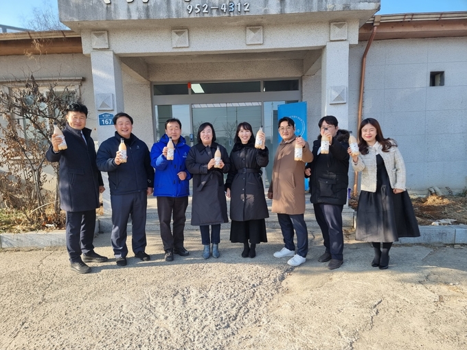 경기도의회 국민의힘 정책위원회가 지난 4일 파주시 소재 전통 막걸리 제조업체를 방문했다. (사진=경기도의회 제공)