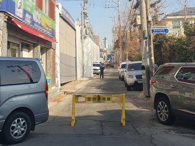 미추홀구청소년수련관과 공사장 사이에 있는 도로가 통제됐다. ( 사진 = 김민지 기자 )