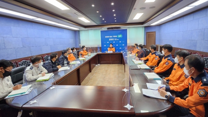 시흥소방서는 지난 5일 본서 2층 소회의실에서 서장을 비롯한 각 과장, 팀장, 센터장 등이 참석한 가운데 23년도 첫 업무 회의를 가졌다.(사진=시흥소방서 제공)